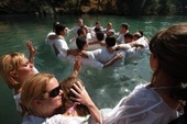  1500 христианских паломников  приняли водное крещение в реке Иордан