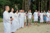 Отдыхающие на пляже приняли крещение вместе с христианами