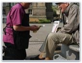 Епископы в Англии чистят обувь и умывают ноги прохожим