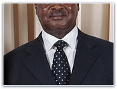 Президент Уганды помогает строить Адвентистскую церковь