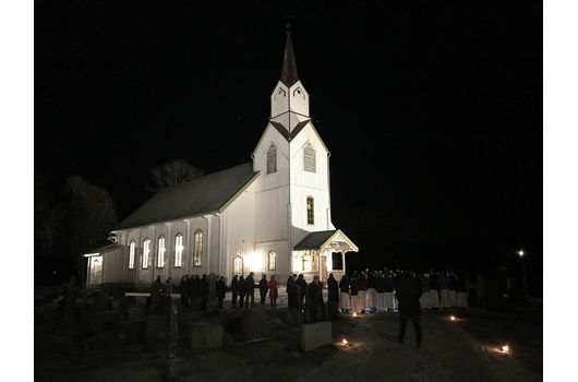 Lysmesse, konfirmantpresentasjon og utvendig lyssetting av Lunde kirke