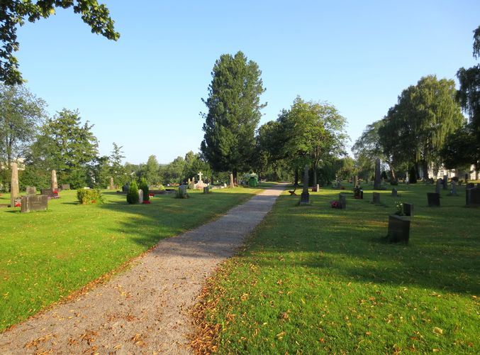 Johannes kirkegård med gravminner. Gangvei og trær