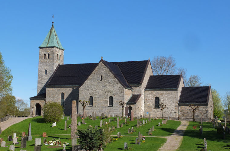 Gjerpen kirke med kirkegård og gravminner