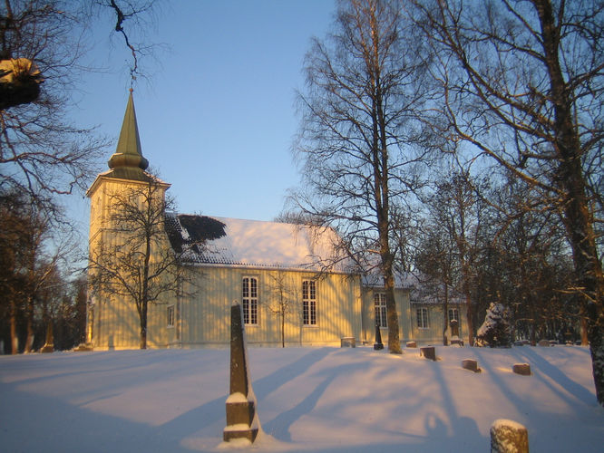Solum kirke i vinterlandskap. Gravminne i forkant