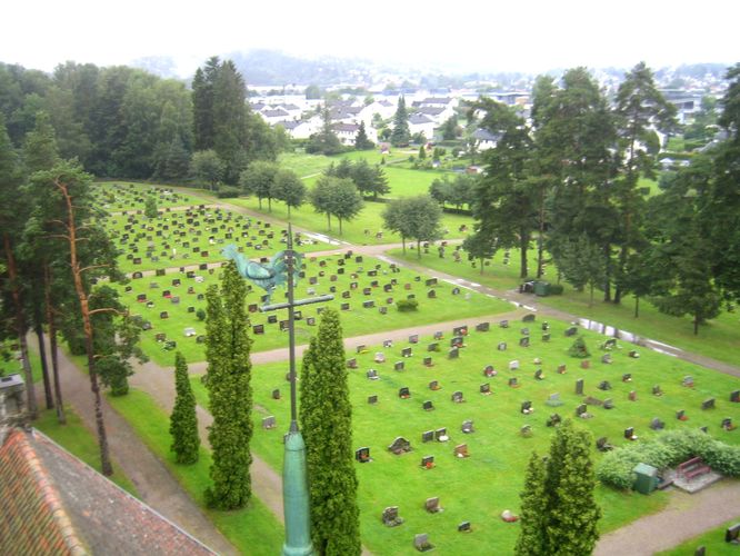 Gimsøy kirkegård med gravminner sett fra taket på Gimsøy kirke