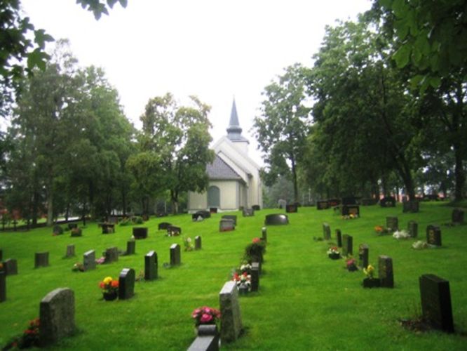 Solum kirke og kirkegården med gravminner.