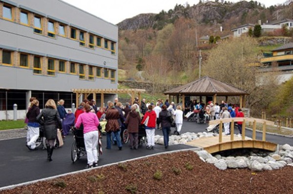 Åpning av sansehage i kaldt vintervær - Metodistkirken, image size:600x398