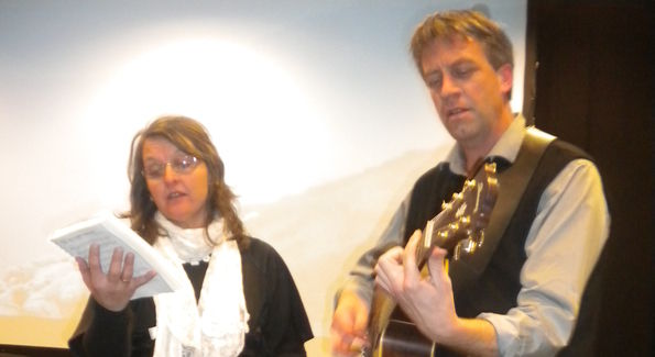 Anne Helene og Trond Sæthren sang og spilte.