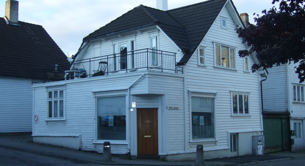 Huset nær Nytorget i Stavanger, der krinskontoret held til, er DNIs einaste eigedom i Noreg.