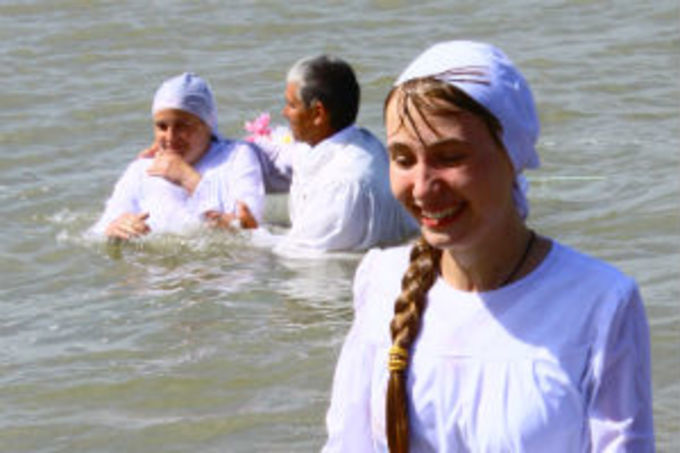 73 человека приняли крещение в Иртыше
