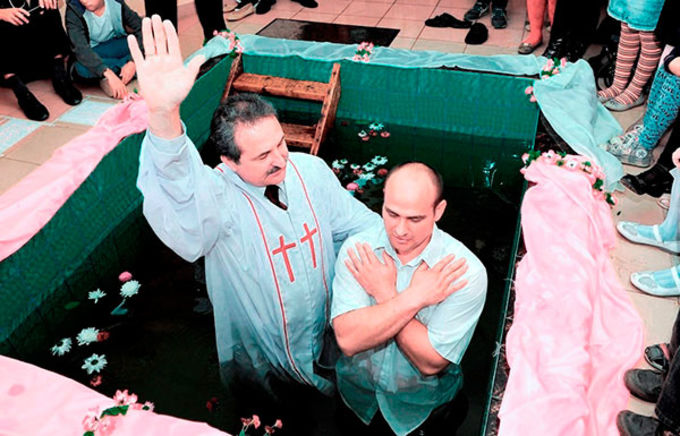Крещения в церкви «Возрождение» г. Южно-Сахалинска в 2015 г. 