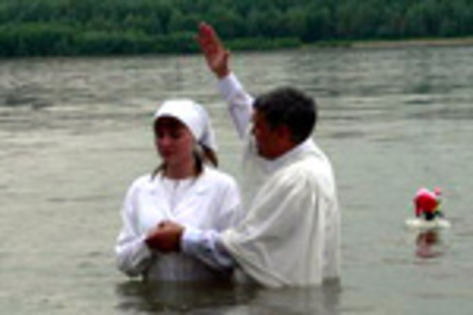 Семь пасторов в "день трех семерок" крестили 90 омичей