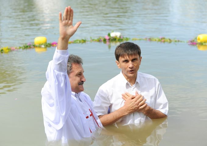 Публичное крещение в Южно-Сахалинске