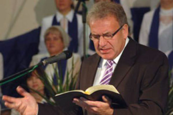 124 человека обратились ко Христу во время проповеди Виктора Гамма в Сургуте