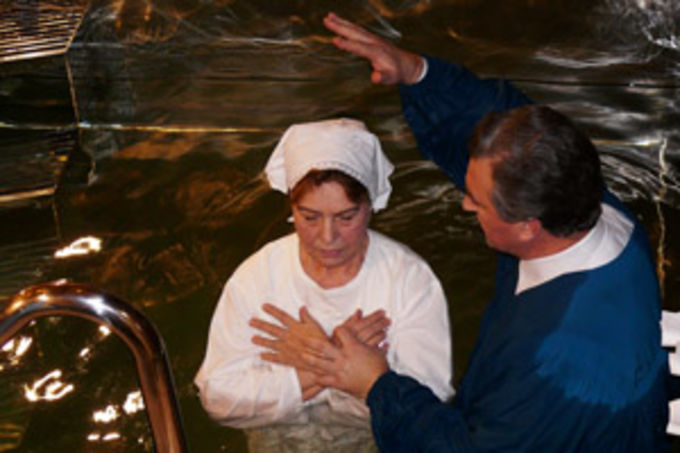 85 человек приняли крещение в крещенский вечер в Москве