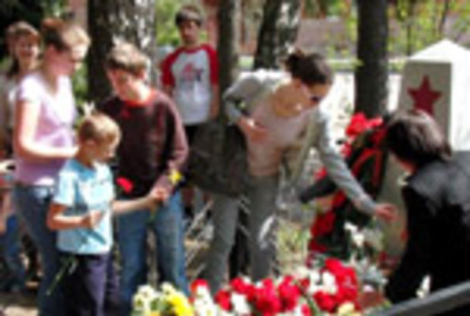 "Были крепки на войне, прогоняли полки чужих"