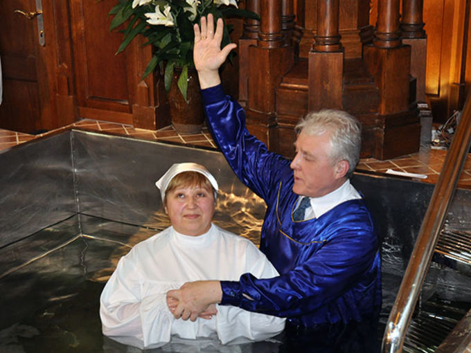 56 человек крестились в МЦЦ ЕХБ в праздник Крещения Господня