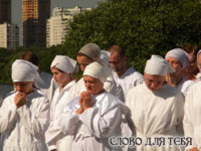 27 верующих приняли крещение в Москве
