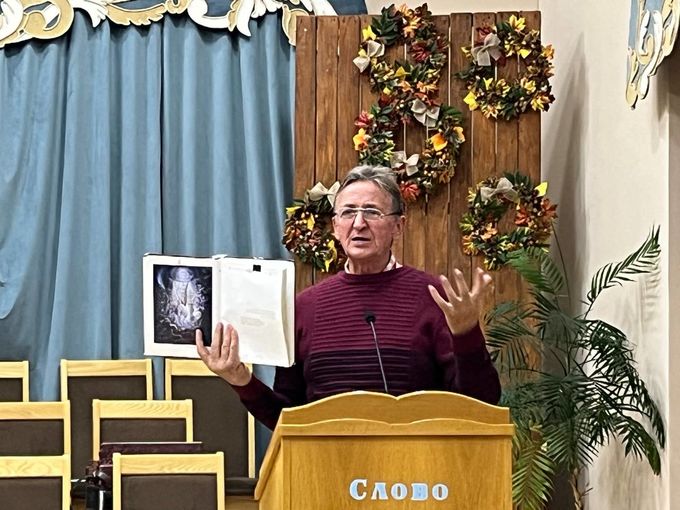 Между кафедрой и пюпитром