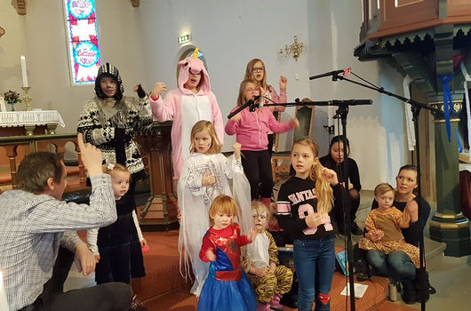 Karnevalsgudstjeneste og bibler til 3-åringene