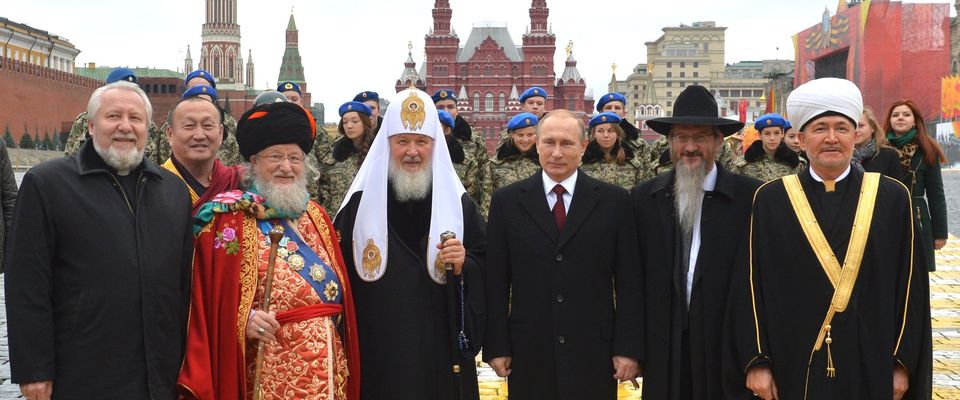 Президент и российское духовенство возложили цветы к памятнику Кузьме Минину и Дмитрию Пожарскому