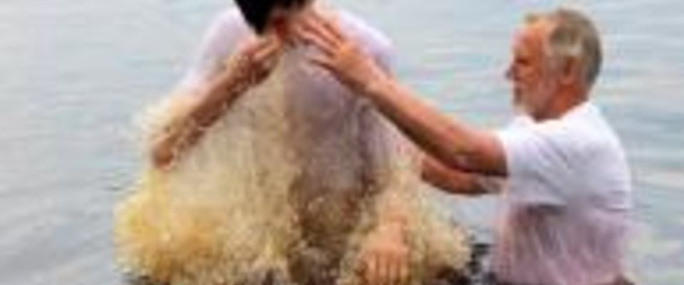 Девять человек приняли водное крещение в Когалыме