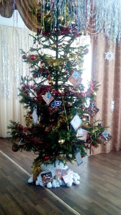Осужденные подарили новогоднюю елку воспитанникам детского дома