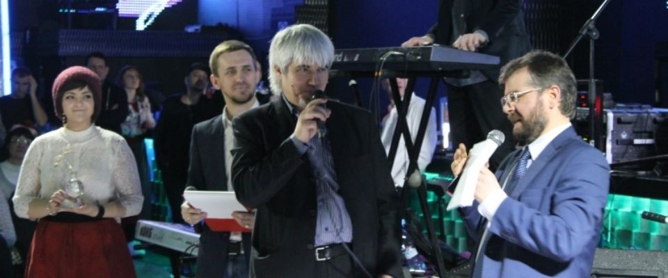 Епископ Константин Бендас вручил премию ЕМА в номинации «Лучший артист» Буше Гоману