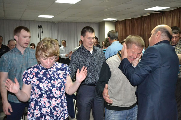 Люди получали исцеление и крестились Святым Духом на богослужениях в Белогорске