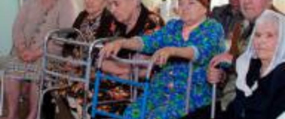 В Ростовской области молодежь поздравила с Пасхой пожилых людей и инвалидов