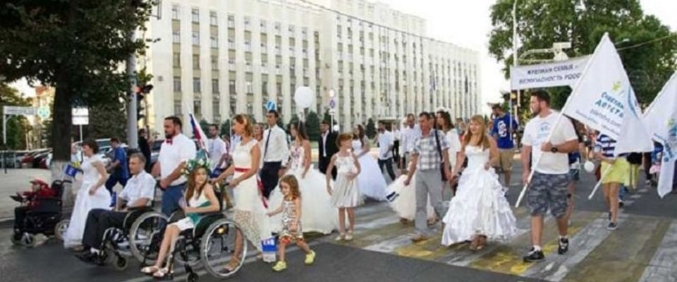 В день семьи христиане Краснодара прошли маршем по улицам города