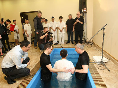 Московская церковь «Благая весть» провела первое крещение в собственном баптистерии
