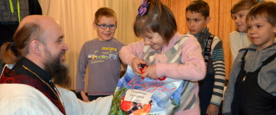 Рождественские подарки на сумму более полумиллиона рублей вручили прихожане церкви «Слово Жизни» г. Калуга детям-сиротам