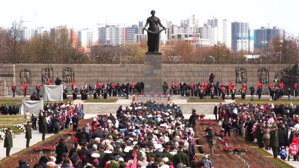 В Петербурге христиане возложили цветы на Пискарёвском мемориальном кладбище