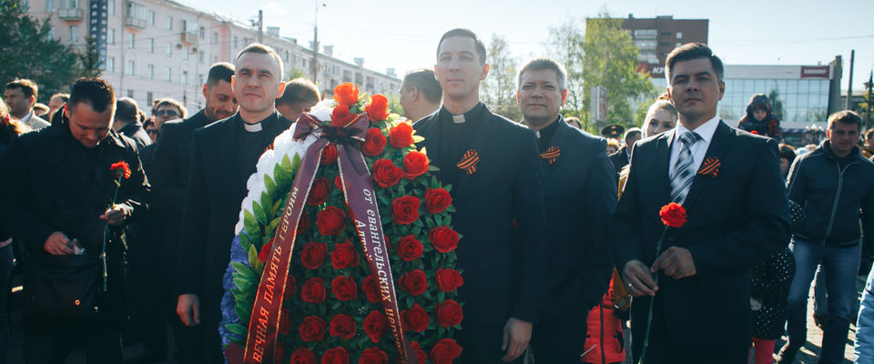 В День Победы пасторы евангельских церквей г.Барнаула возложили венки у Мемориала славы