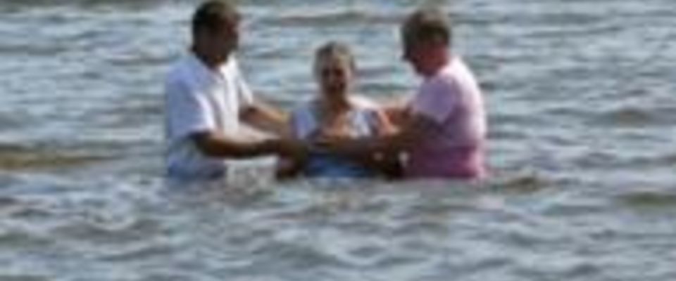 На Сахалине на берегу моря прошло Водное крещение
