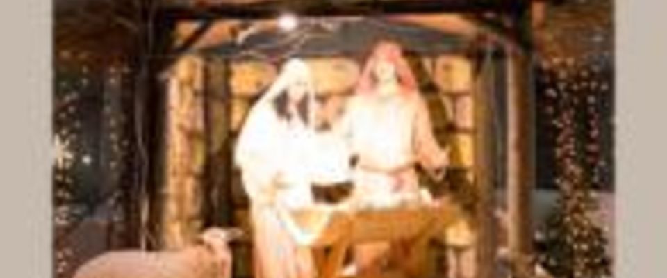 Верующие Нижневартовска к Рождеству украсили свои дома и установили вертеп у здания церкви
