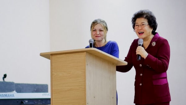 Супруга Йонги Чо проповедовала на конференции в Уссурийске
