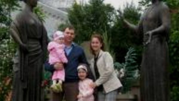 Маме двоих детей Эльмире Козловой, пострадавшей от преступного деяния, срочно необходима операция на глазах