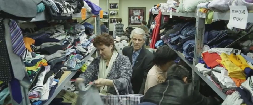 Как помочь людям? Сбор и раздача одежды в московской церкви "Благая весть"