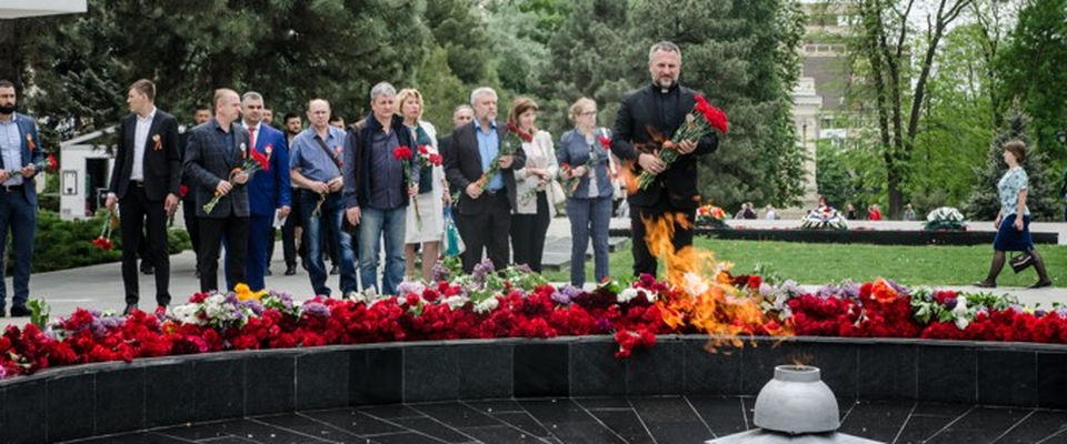 Пасторы РОСХВЕ Ростова-на-Дону возложили цветы к вечному огню