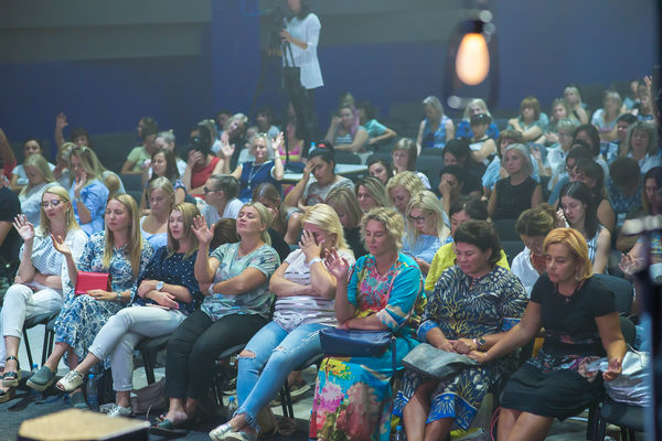  Женская конференция в Тольятти объединила несколько сот женщин 