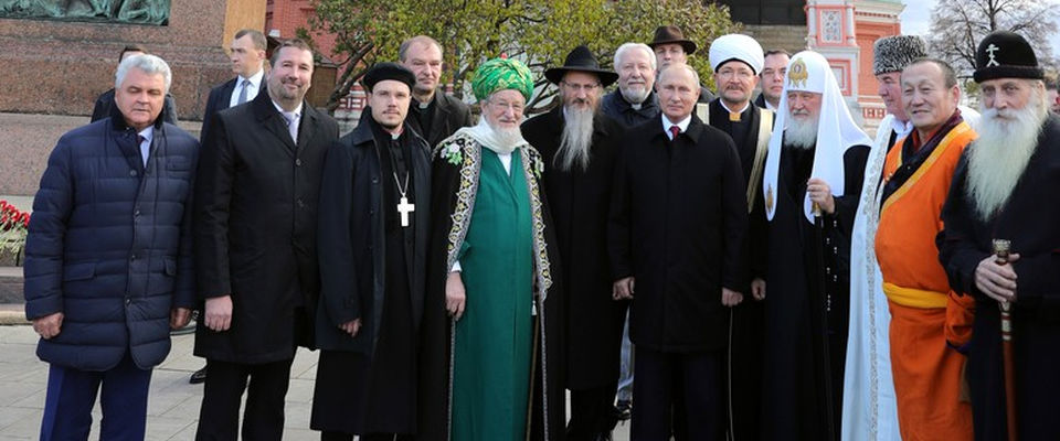 Епископ Сергей Ряховский принял участие в возложении цветов к памятнику Минину и Пожарскому