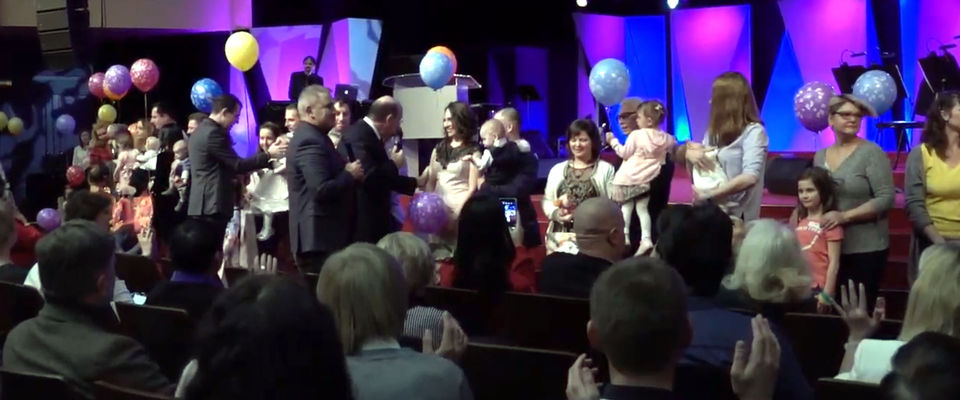 В московской церкви «Благая весть» благословили младенцев