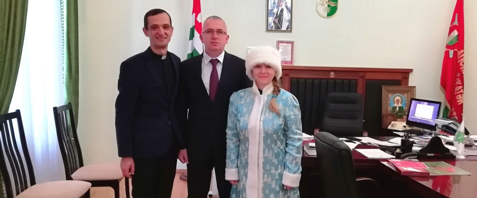 В Абхазии поздравили министра внутренних дел и передали подарки осужденным