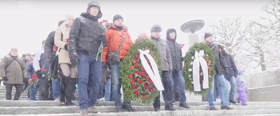 Христиане возложили цветы на Пискаревском кладбище и помолились о мире