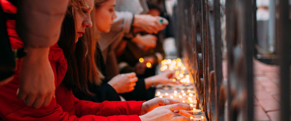 Посол Шри-Ланки поблагодарил представителей христианской молодежи Москвы, зажегших у дипмиссии свечи в память о погибших 
