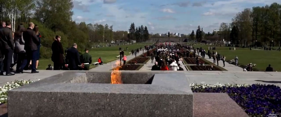 Христиане Петербурга возложили цветы на Пискарёвском кладбище