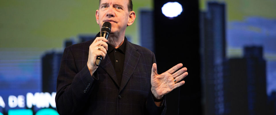 Пастор Рик Реннер проповедовал на лидерской конференции в Бразилии