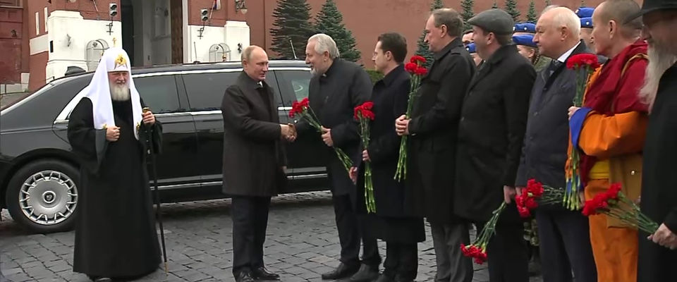 Президент РФ и священнослужители возложили цветы к памятнику Минину и Пожарскому